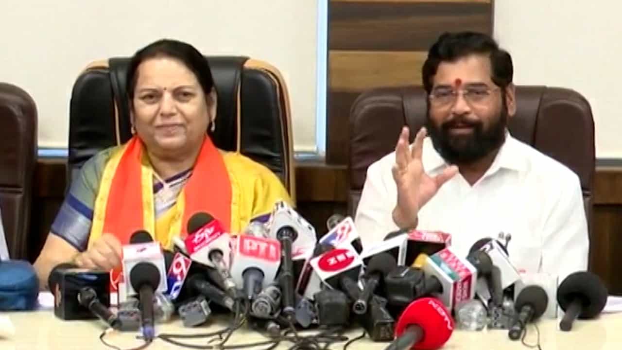 महाराष्ट्रात सध्या राजकीय घडामोडींना वेग आला आहे. आज उद्धव ठाकरे गटाच्या नेत्या नीलम गोऱ्हे यांनी शिवसेनेत पक्षप्रवेश केला आहे. त्यावेळी त्यांनी शिवसेना चांगल्या पद्धतीने काम करीत असल्यामुळे मी शिवसेनेसोबत जाण्याचा निर्णय घेतला असल्याचं जाहीर केलं.