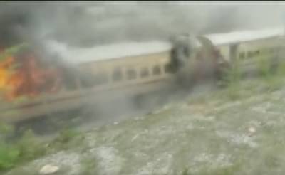 फलकनुमा एक्सप्रेसच्या तीन बोगींना भीषण आग, प्रवाशांनी उड्या मारल्या, सुदैवाने कोणीही जीवितहानी नाही