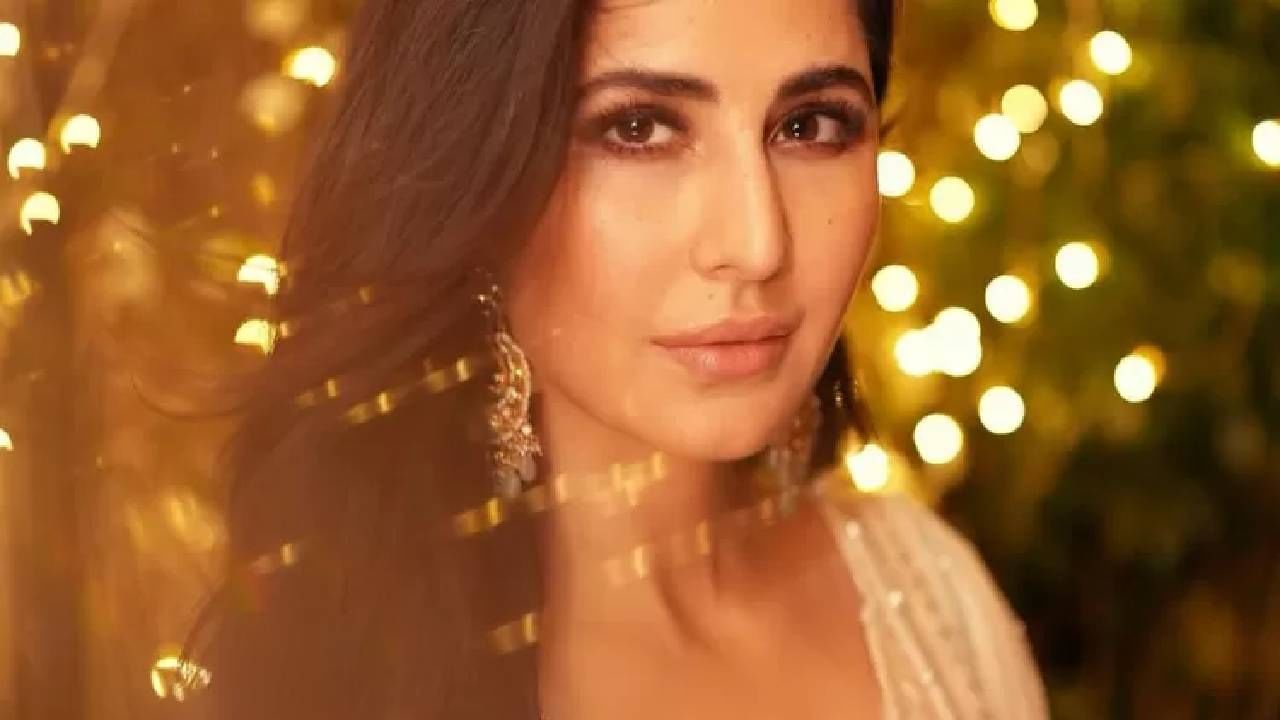 Katrina Kaif | कतरिना कैफ हिला पाहताच चाहत्यांची झुंबड, अभिनेत्रीच्या कर्मचाऱ्यांनी थेट ढकलले, व्हिडीओ व्हायरल