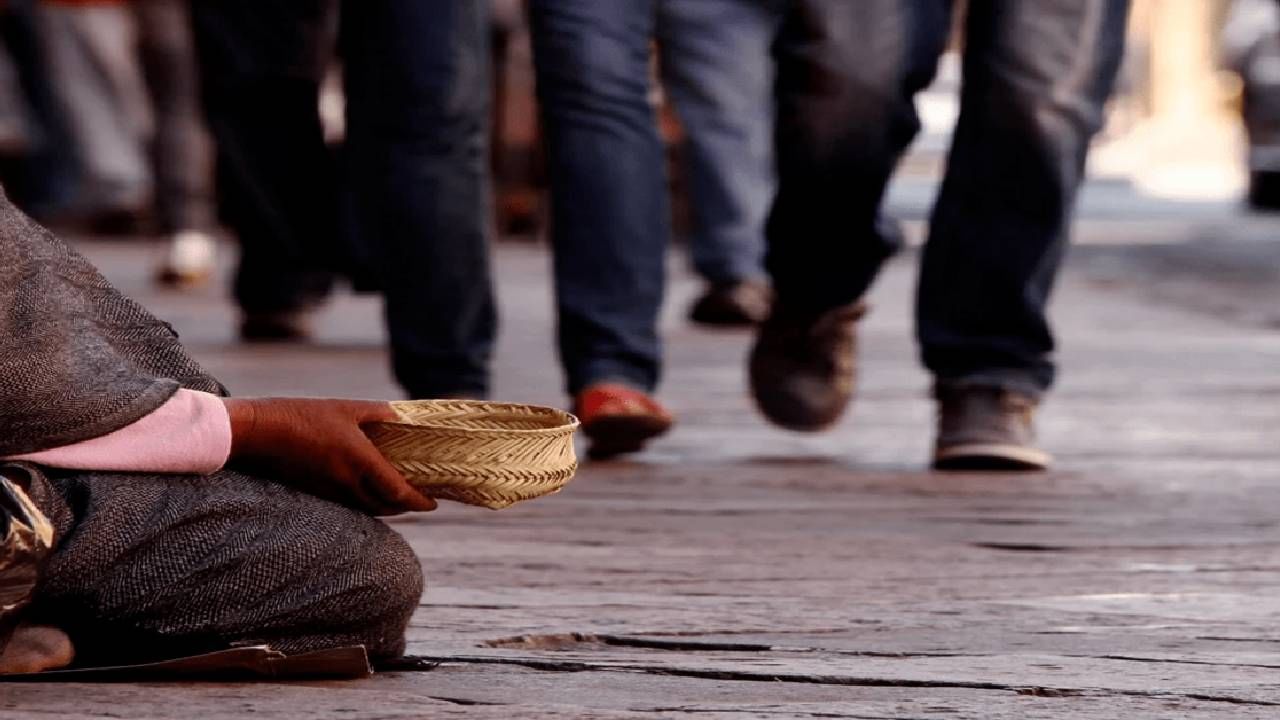 World Richest Beggar : ऐकावे ते नवलच! हा आहे जगातील सर्वात श्रीमंत भिकारी, 7 कोटींची एकूण संपत्ती