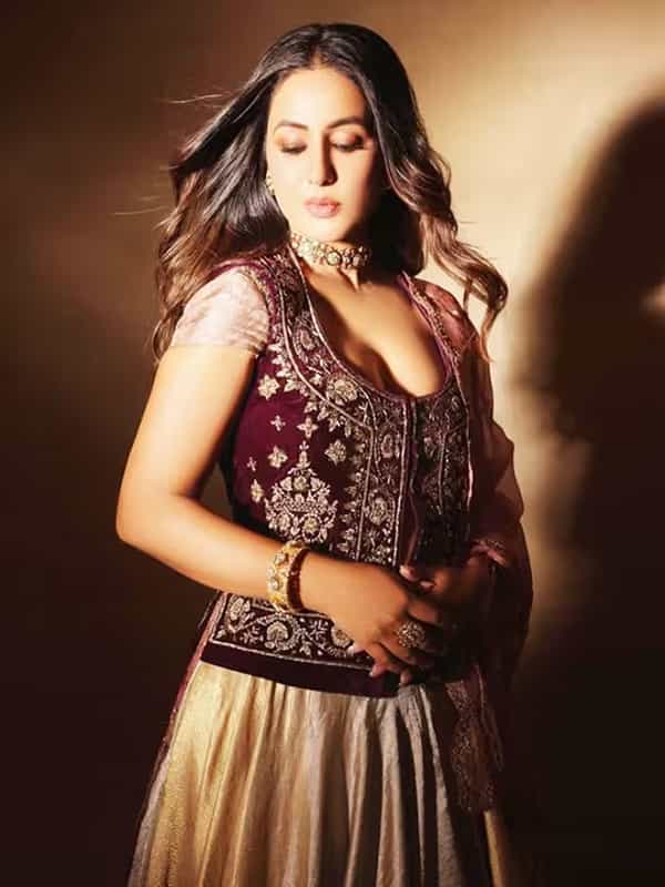 अभिनेत्री हिना खान (Hina Khan) सध्या तिच्या अप्रतिम सौंदर्यामुळे चर्चेत आली आहे. मरून रंगाच्या लेहेंग्यामध्ये अभिनेत्रीचं सौंदर्य फुलून दिसत आहे.
