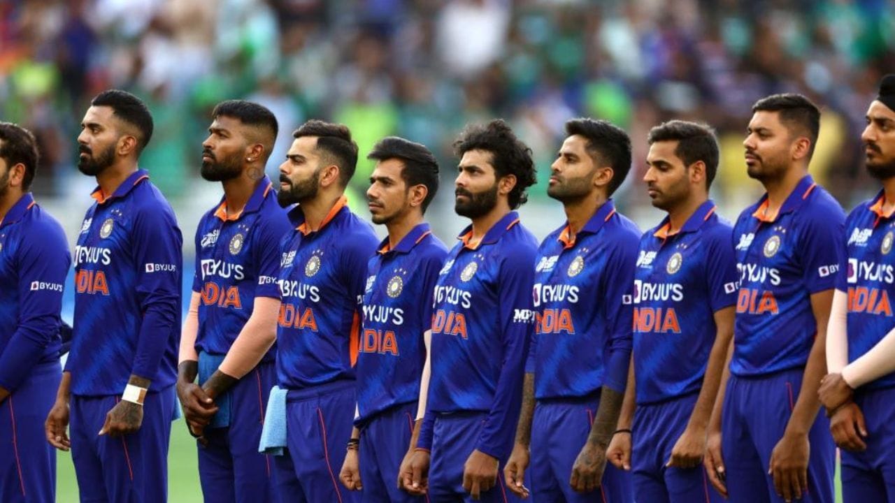 टीम इंडियामध्ये खेळण्याचं प्रत्येक खेळाडूचं स्वप्न पूर्ण होत नाही. मात्र जिद्द चिकाटी आणि आत्मविश्वास असेल तर तुम्ही कोणतेही लक्ष्य साधू शकता. अशातच वेस्ट इंडिजविरूद्धच्या टी-20 दौऱ्यासाठी टीम इंडियामध्ये दोन युवा खेळाडूंची निवड झाली आहे. त्यातील एक खेळाडू असा ज्याला टीम इंडियाचा भावी युवराज सिंग म्हणून पाहिलं जात आहे.