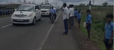 कॅबिनेट मंत्र्यांच्या स्वागतासाठी विद्यार्थ्यांचा जीव धोक्यात, तब्बल दोन तास विद्यार्थी रस्त्यावर