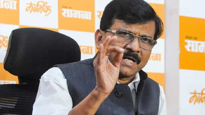 समान नागरी कायदा आणताय ना? आधी मणिपूरची शांत करा, संजय राऊत यांचा केंद्रावर घणाघात समान नागरी कायदा आणताय ना? आधी मणिपूरची शांत करा, संजय राऊत यांचा केंद्रावर घणाघात