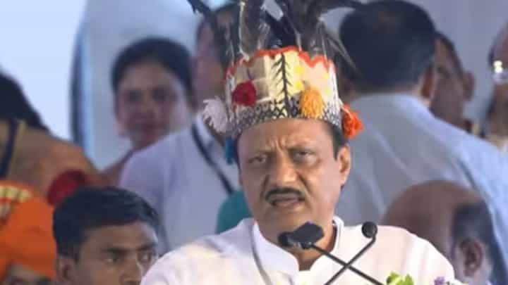 ज्यूनिअर म्हणाणाऱ्या अजित पवार यांनी मुख्यमंत्री शिंदे यांच्यावर उधळली स्तुतीसुमने ज्यूनिअर म्हणाणाऱ्या अजित पवार यांनी मुख्यमंत्री शिंदे यांच्यावर उधळली स्तुतीसुमने