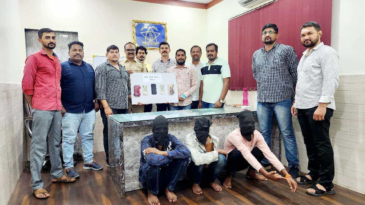 बँकेत पैसे भरायला आलेल्या ग्राहकांना लुटून पसार व्हायचे, चोरट्यांची मोडस ऑपरेंडी पाहून पोलीस चक्रावले !