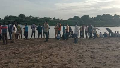 चार मुलं पोहायला गेले, तीन जण बेपत्ता झाल्याचं एक जण सांगत आला, त्यानंतर...