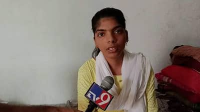 आई अंथरुणावर खिळलेली, वडील चप्पल जोडे शिवणारे, मुलीनं काढलं नाव