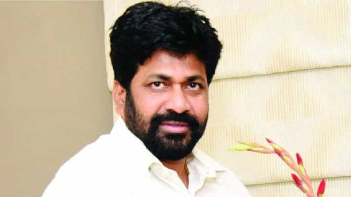 Bachchu Kadu यांचा सरकारला घरचा आहेर; म्हणाले, 'अन्यथा अंत व्हायला वेळ लागणार नाही' Bachchu Kadu यांचा सरकारला घरचा आहेर; म्हणाले, 'अन्यथा अंत व्हायला वेळ लागणार नाही'