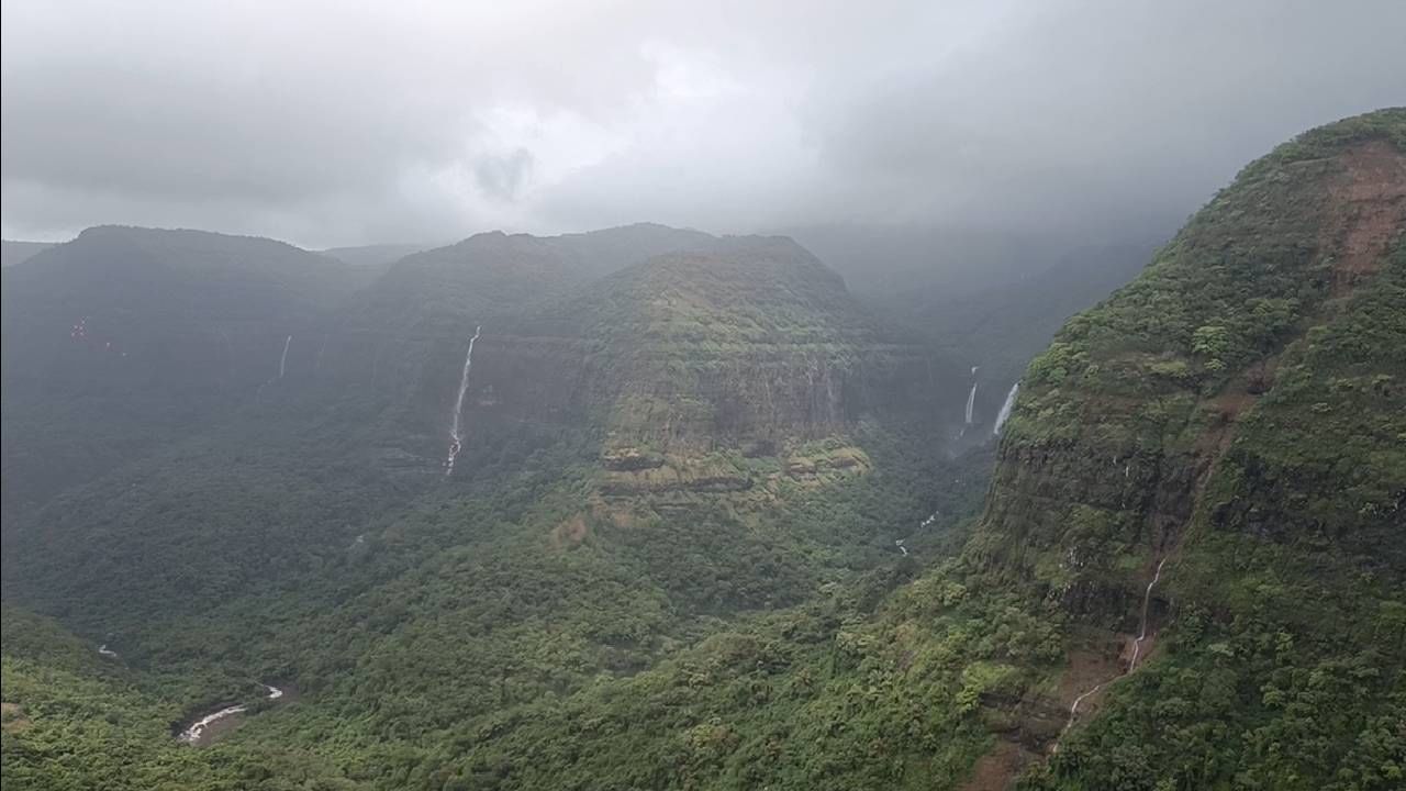 पुणे जिल्ह्यातील पश्चिम भागात असणाऱ्या सह्याद्रीच्या डोंगररांगांवर गेल्या तीन ते चार दिवसांपासून जोरदार पाऊस झाला आहे. 