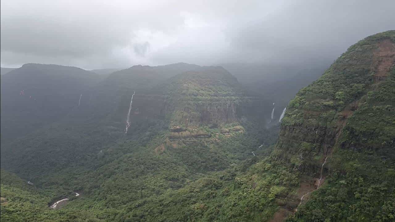पुणे जिल्ह्यातील पश्चिम भागात असणाऱ्या सह्याद्रीच्या डोंगररांगांवर गेल्या तीन ते चार दिवसांपासून जोरदार पाऊस झाला आहे.