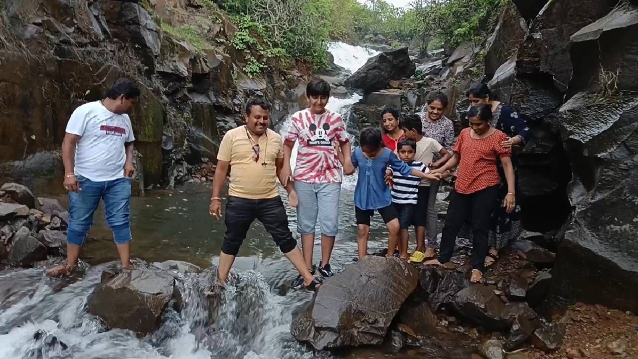 निसर्गाचं हे रूप आपल्या मोबाईल कॅमेरात कैद करत पर्यटक आनंद लुटत आहेत. 