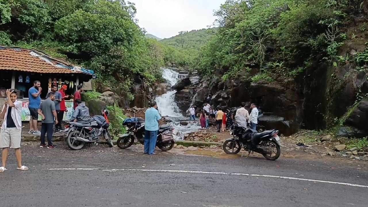 घाटाचं सौंदर्य खुललं असल्यामुळे पर्यटकांची गर्दी झाली आहे 