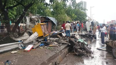 डंपर मिक्सरची चार वाहनांना जोराची धडक, पाऊस सुरु असताना अपघात झाल्यामुळे...