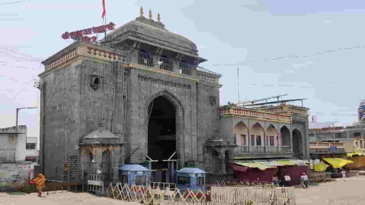 भाविकांच्या विरोधानंतर तुळजाभवानी मंदिर समिती घेतलेला निर्णय बदलावा लागला; तब्बल 10 पट झालेली वाढ झाली रद्द भाविकांच्या विरोधानंतर तुळजाभवानी मंदिर समिती घेतलेला निर्णय बदलावा लागला; तब्बल 10 पट झालेली वाढ झाली रद्द