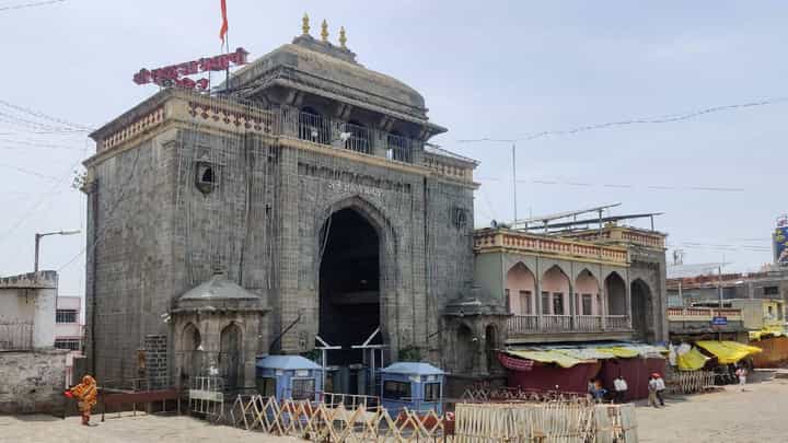 भाविकांच्या विरोधानंतर तुळजाभवानी मंदिर समिती घेतलेला निर्णय बदलावा लागला; तब्बल 10 पट झालेली वाढ झाली रद्द भाविकांच्या विरोधानंतर तुळजाभवानी मंदिर समिती घेतलेला निर्णय बदलावा लागला; तब्बल 10 पट झालेली वाढ झाली रद्द