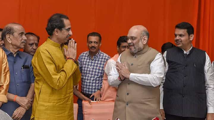 ‘शिवसेना फोडणे हे मैत्रीचं लक्षण आहे का?’ उद्धव ठाकरे यांचा शाहांना सवाल? ‘शिवसेना फोडणे हे मैत्रीचं लक्षण आहे का?’ उद्धव ठाकरे यांचा शाहांना सवाल?