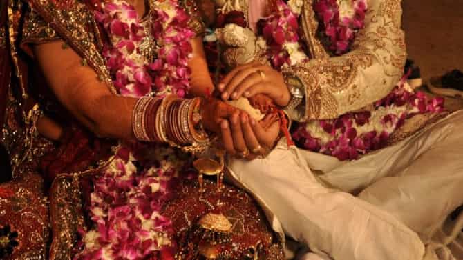 सिगरेटचे झुरके, नववधूची फ्लाइंग किस, नवऱ्याचा गुदमरला जीव आणि...