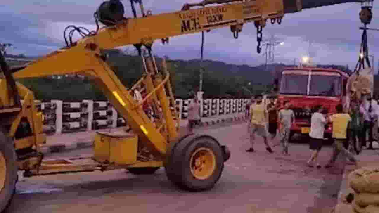 उत्तर भारतात पाऊसाचा कहर; घग्गर नदीत 25 गायी आणि तीन वासरे अडकली उत्तर भारतात पाऊसाचा कहर; घग्गर नदीत 25 गायी आणि तीन वासरे अडकली