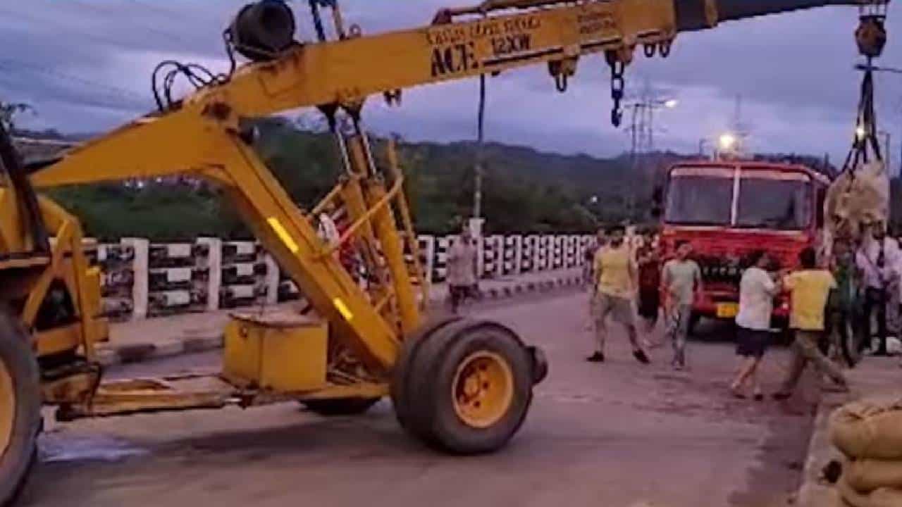 उत्तर भारतात पाऊसाचा कहर; घग्गर नदीत 25 गायी आणि तीन वासरे अडकली उत्तर भारतात पाऊसाचा कहर; घग्गर नदीत 25 गायी आणि तीन वासरे अडकली