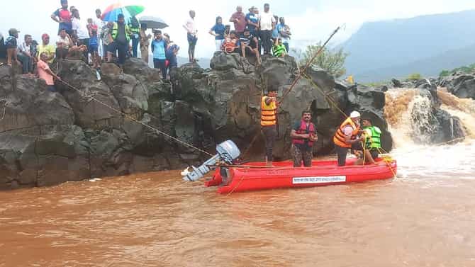 नदीत बुडालेल्या त्या तरुणांचा शोध घेण्यासाठी नदीत सोडले कॅमेरे, एक मृतदेह ट्रेस करण्यास यश