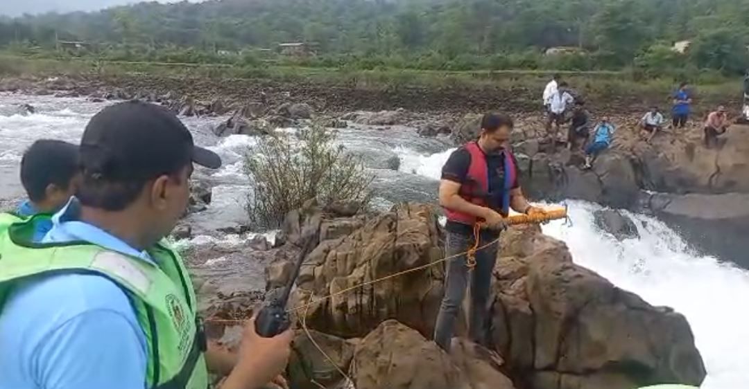 दहावीतील असलेली ही मुले पोहण्यासाठी आली होती. त्याली आतीक बेबल आणि अब्दुल कादिर लसने ही दोन मुले बुडाली. त्यांच्या शोधासाठी रविवारीच शोध मोहीम सुरु केली होती. रात्री हे काम थांबवण्यात आले.