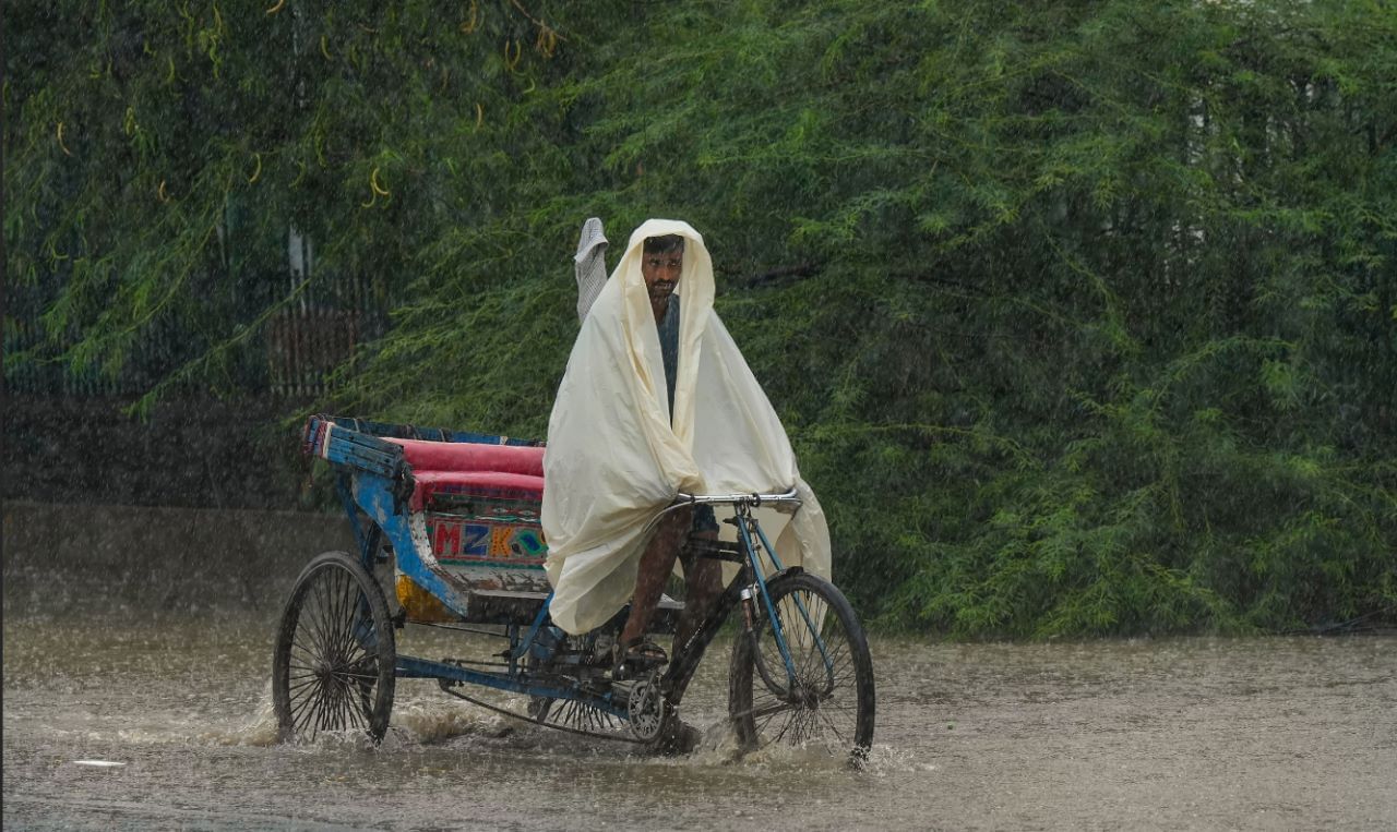 पतियाळातील लहान-मोठ्या नद्या धोक्याचा उंबरठ्यावर आहेत. तिथल्या प्रशासनाने पूर येण्याची शक्यता व्यक्त केल्यामुळे अनेक गावातील घरे रिकामी केले आहेत. मोहालीतील परिस्थिती नियंत्रणात आणण्यासाठी शासनाने तिथं लष्कराला पाचारण केले आहे.