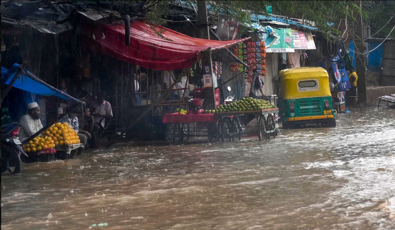 दिल्लीत पाणी साचल्याने नागरी यंत्रणांचा पर्दाफाश झाल्याचं पाहायला मिळत आहे. लुटियन्स परिसरात राहणारे खासदार, न्यायाधीश आणि इतर व्हीव्हीआयपी लोकांच्या घरांना पूराचा वेडा आहे. आता तुम्ही विचार करु शकता की उर्वरित दिल्लीची काय स्थिती असेल, त्यामुळे सगळीकडं गदारोळ माजला आहे. उत्तराखंड आणि हिमाचलमध्ये पावसाने कहर झाला आहे. त्यामुळे रस्ते बंद झाले आहेत. अनेक ठिकाणी पर्यटक अडकले आहेत.