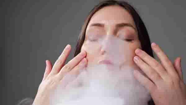 Beauty Tips : चेहऱ्यावर वाफ घेतल्याने खरंच ब्लॅकहेड्सचा होतो का नायनाट ?