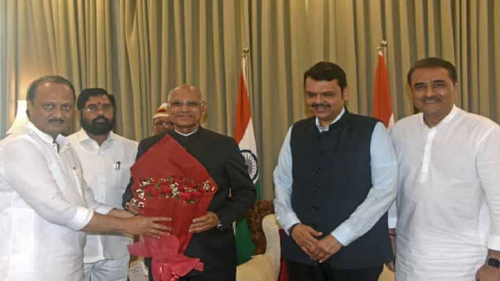 ‘हा राजकीय भूकंप नाही, भाजपची नीच खेळी’; शिवसेना नेत्याचा भाजपवर हल्लाबोल ‘हा राजकीय भूकंप नाही, भाजपची नीच खेळी’; शिवसेना नेत्याचा भाजपवर हल्लाबोल