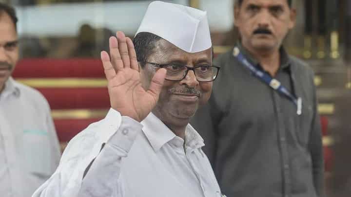 नरहरी झिरवळ म्हणतात, ‘शिवसेना ठाकरे गटाचे आमदार अपात्रच होणार, पण...’ नरहरी झिरवळ म्हणतात, ‘शिवसेना ठाकरे गटाचे आमदार अपात्रच होणार, पण...’