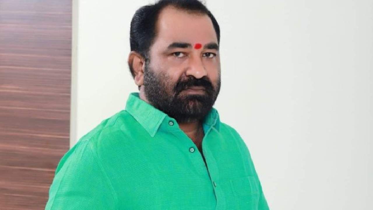 बायकोच्या भरोश्यावर राजकारण करणाऱ्याने उद्धव ठाकरे यांच्यावर टीका करू नये, ठाकरे गटाच्या नेत्याने सुनावले बायकोच्या भरोश्यावर राजकारण करणाऱ्याने उद्धव ठाकरे यांच्यावर टीका करू नये, ठाकरे गटाच्या नेत्याने सुनावले
