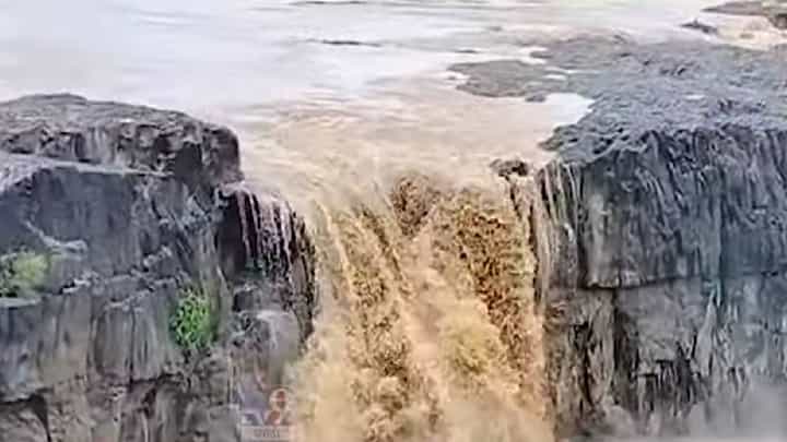 अखेर डोळ्याचे पारणे फेडणारा सहस्त्रकुंड धबधबा झाला प्रवाहीत; नागरिकांची मोठी गर्दी अखेर डोळ्याचे पारणे फेडणारा सहस्त्रकुंड धबधबा झाला प्रवाहीत; नागरिकांची मोठी गर्दी