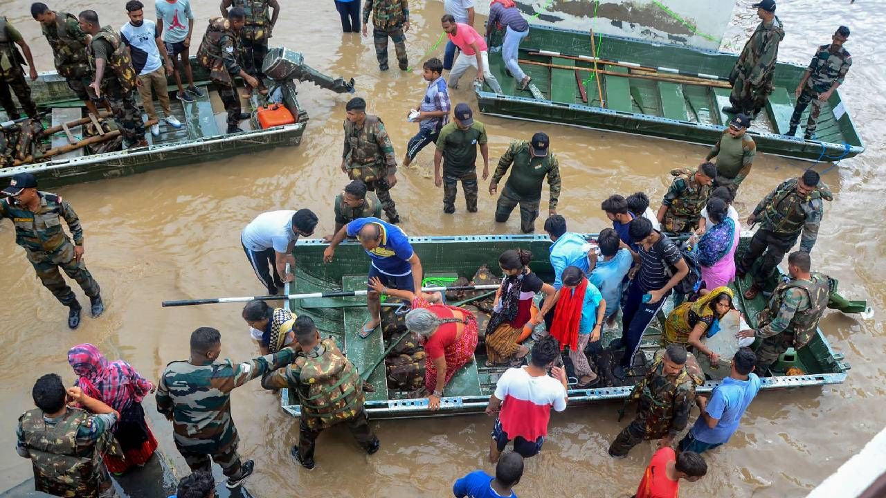 हिमाचल-उत्तराखंड राज्यातील काही फोटो व्हायरल झाले आहेत. काही घरात पाणी गेलं आहे, काही गाड्या आगपेटी सारख्या पाण्यातून वाहून गेल्या आहेत.  काही ठिकाणी रस्ते वाहून गेले आहेत. 