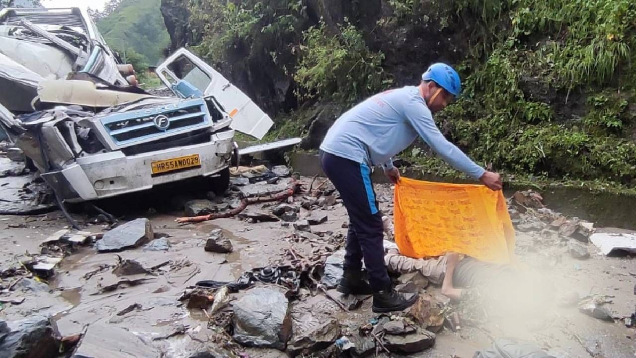 देशात अनेक राज्यात मागच्या काही दिवसात चांगला पाऊस झाला आहे. हिमाचल-उत्तराखंड या दोन राज्यात मुसळधार पाऊस झाला आहे. सध्या दोन राज्यात भयानक स्थिती असून NDRF पथकाकडून बचावकार्य सुरु आहे. 