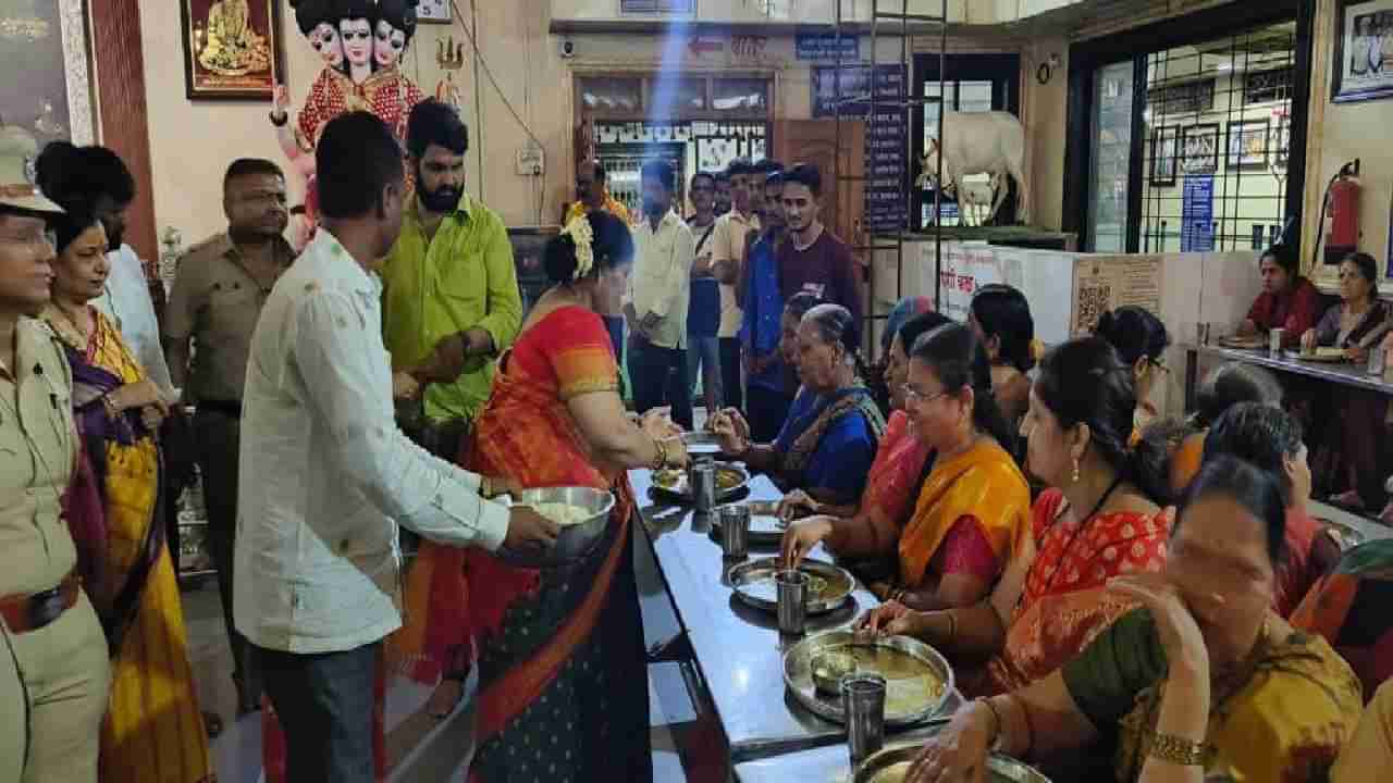 Eknath Shinde | मुख्यमंत्र्यांच्या पत्नीचा साधेपणा, महाराष्ट्रातील प्रसिद्ध मंदिरात वाढपी बनून सेवा