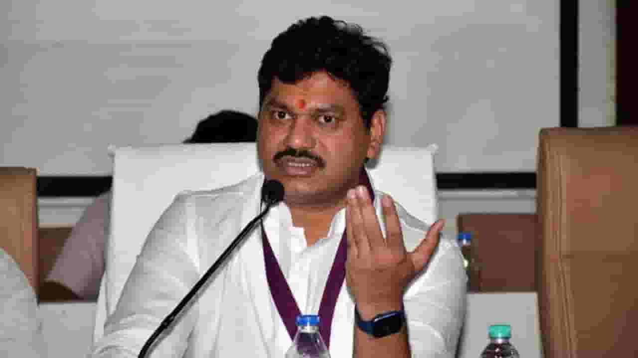 बीडमध्ये अमित देशमुख यांचा दावा? मुंडे यांच्यावर भर सभेत टीका, देशमुख म्हणाले, ‘स्वबळावर...’