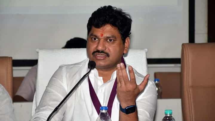 बीडमध्ये अमित देशमुख यांचा दावा? मुंडे यांच्यावर भर सभेत टीका, देशमुख म्हणाले, ‘स्वबळावर...’ बीडमध्ये अमित देशमुख यांचा दावा? मुंडे यांच्यावर भर सभेत टीका, देशमुख म्हणाले, ‘स्वबळावर...’