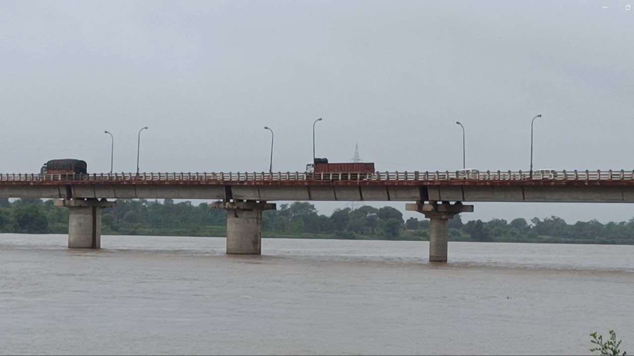 रात्रभर भंडाऱ्यात दमदार पाऊस झाला आहे, प्रशासनानं नदी काठावरील ग्रामस्थांना सतर्कतेचा इशारा दिला आहे. 