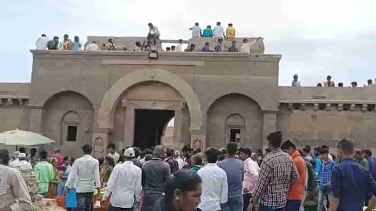 तब्बल ४६ वर्षानंतर पहिल्यांदाच विठ्ठल मंदिर पाण्याबाहेर, भाविकांची दर्शनासाठी मोठी गर्दी