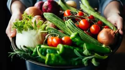 पावसाळ्यात कोथिंबीर, टोमॅटो, केळी खराब होऊ नये म्हणून काय करायचं?