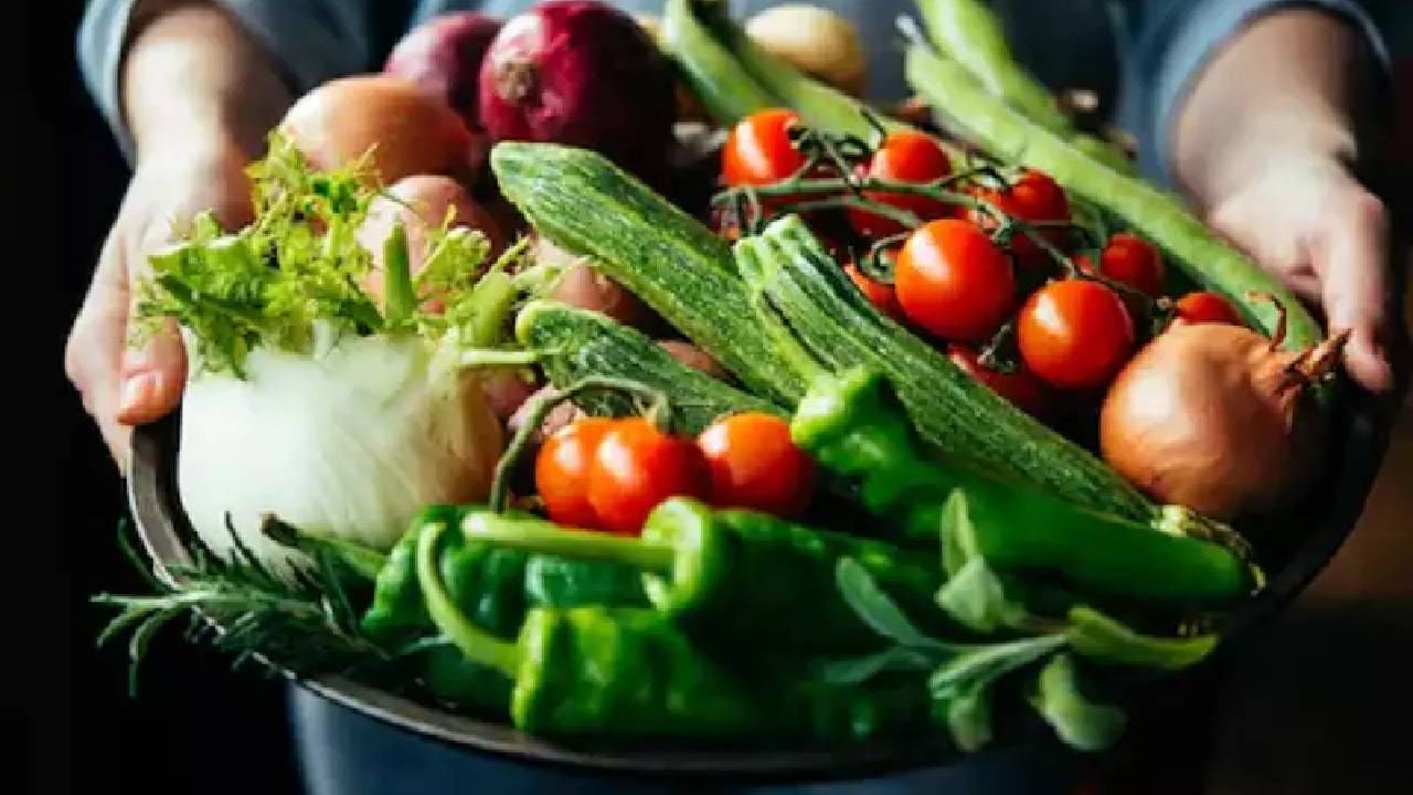 पावसाळ्यात कोथिंबीर, टोमॅटो, केळी खराब होऊ नये म्हणून काय करायचं?