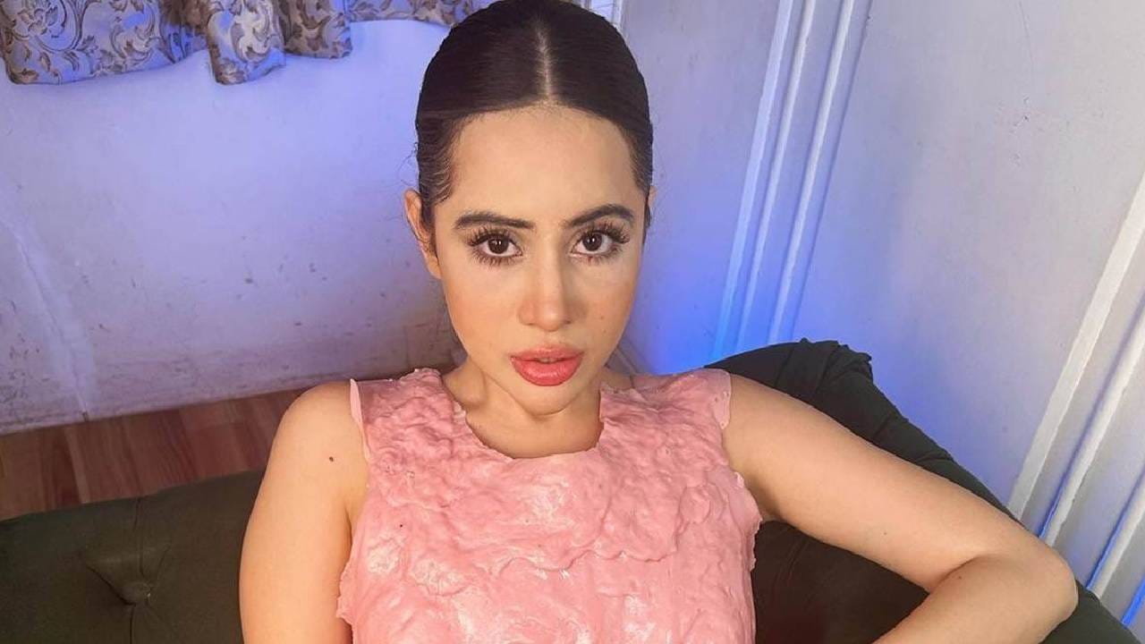 उर्फी जावेद हिने नेटचे टॉप घातल्याचे दिसत असून ते तिच्या स्किनला पूर्णपणे मॅच होताना दिसत आहे. या टाॅपवर तिने जीन्स घातली. या टॉपवरती खास डिझाईन देखील तयार करण्यात आलीये. 