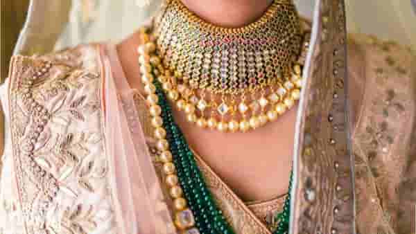 Gold Silver Rate Today : सोन्याला उसळी, चांदी घसरली, सराफा बाजारात तोबा गर्दी