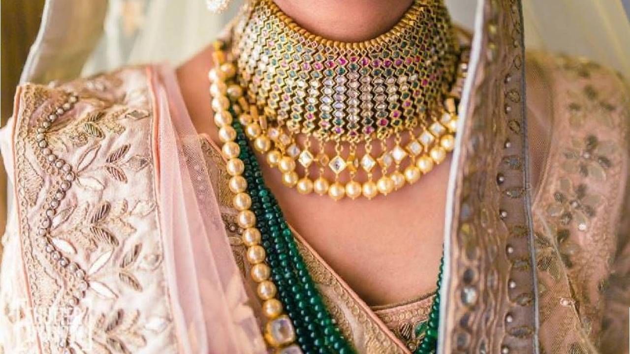 Gold Silver Rate Today : सोन्याला उसळी, चांदी घसरली, सराफा बाजारात तोबा गर्दी