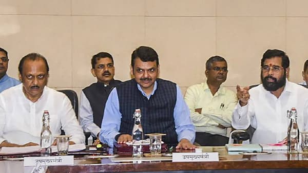तिसरा मंत्रिमंडळ विस्तार : अजित पवार गटाला रेड सिग्नल; शिंदे गटाच्या अशा पल्लवीत, कोणाला लागणार लॉट्री