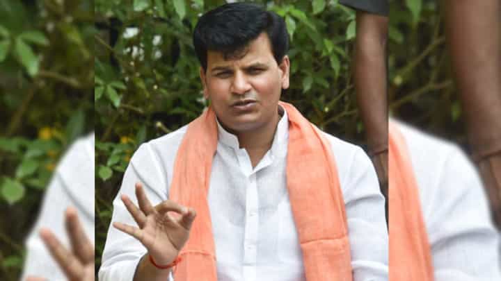 'काँग्रेसची नौटंकी', संभाजी भिडे यांच्या विरोधातील काँग्रेसच्या आंदोलनावर रवी राणा यांची टीका 'काँग्रेसची नौटंकी', संभाजी भिडे यांच्या विरोधातील काँग्रेसच्या आंदोलनावर रवी राणा यांची टीका