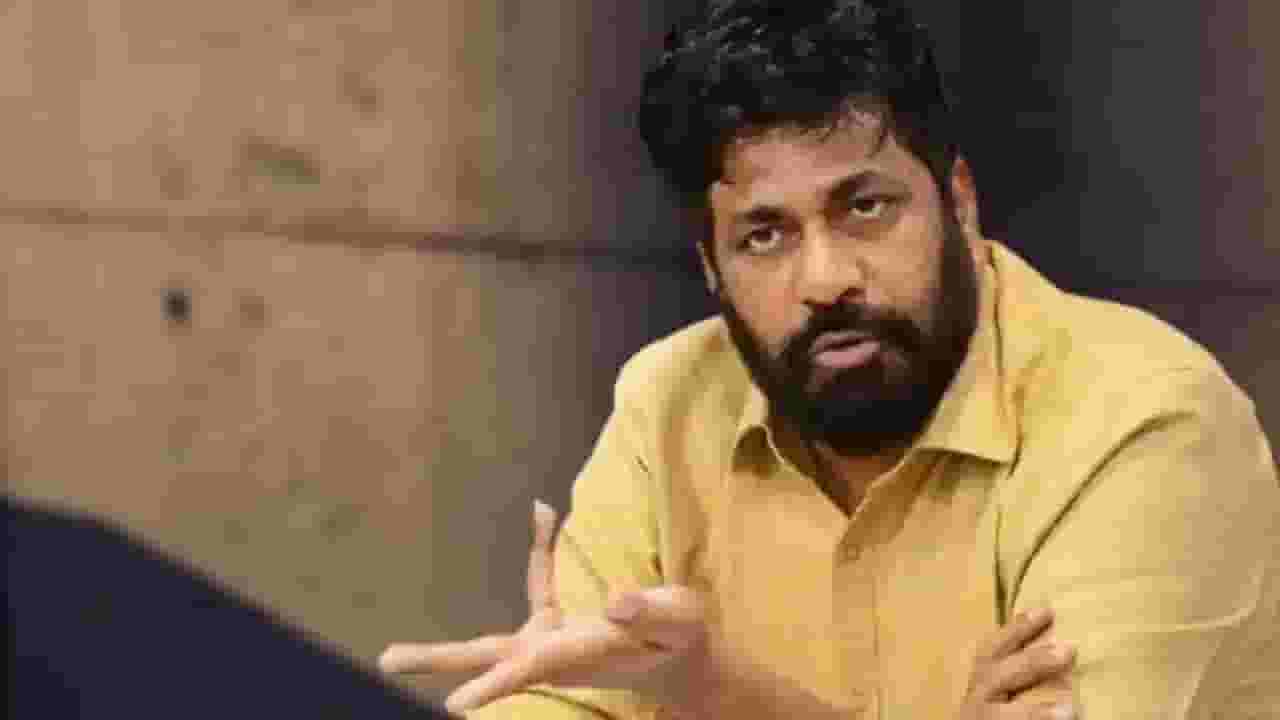 'लग्न जुळायचंय तर मंगलकार्यालयाचं नाव कसं सांगू?' बच्चू कडू यांना कशावर केलं मिश्किल भाष्य 'लग्न जुळायचंय तर मंगलकार्यालयाचं नाव कसं सांगू?' बच्चू कडू यांना कशावर केलं मिश्किल भाष्य