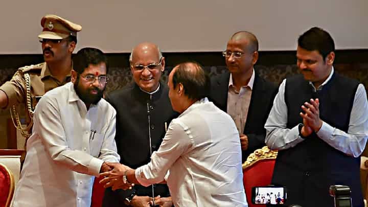 एकनाथ शिंदे यांना वर्षभरासाठीच मुख्यमंत्री राहायला सांगितलं होतं, ठाकरे गटाच्या आमदाराचं मोठं वक्तव्य एकनाथ शिंदे यांना वर्षभरासाठीच मुख्यमंत्री राहायला सांगितलं होतं, ठाकरे गटाच्या आमदाराचं मोठं वक्तव्य