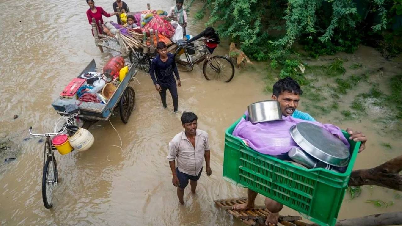 दिल्लीत झालेल्या मुसळधार पावसामुळे सगळीकडं पाणीचं पाणी दिसतं आहे. यमुना नदीच्या पाण्याच्या पातळीत चांगलीचं वाढ झाली आहे. मागच्या ४० वर्षातला रेकॉर्ड पावसाने मोडला आहे.